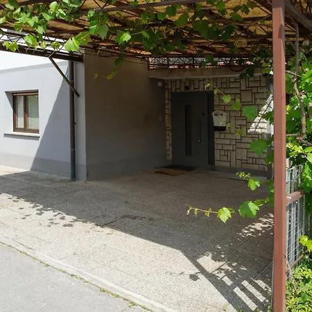 Apartment Studio Green Апартаменти