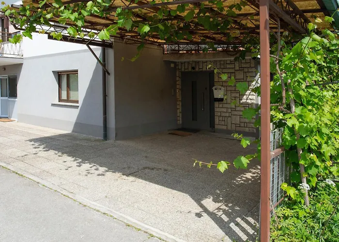 Apartment Studio Green Апартаменти